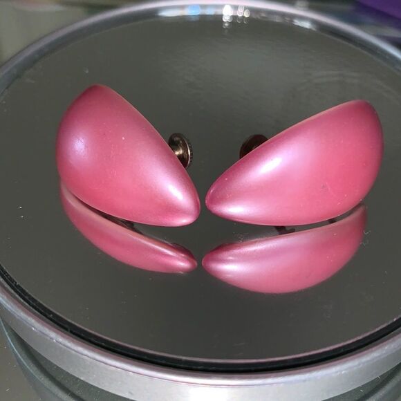 Vtg pearlized pink screw back earrings - Picture 1 of 6